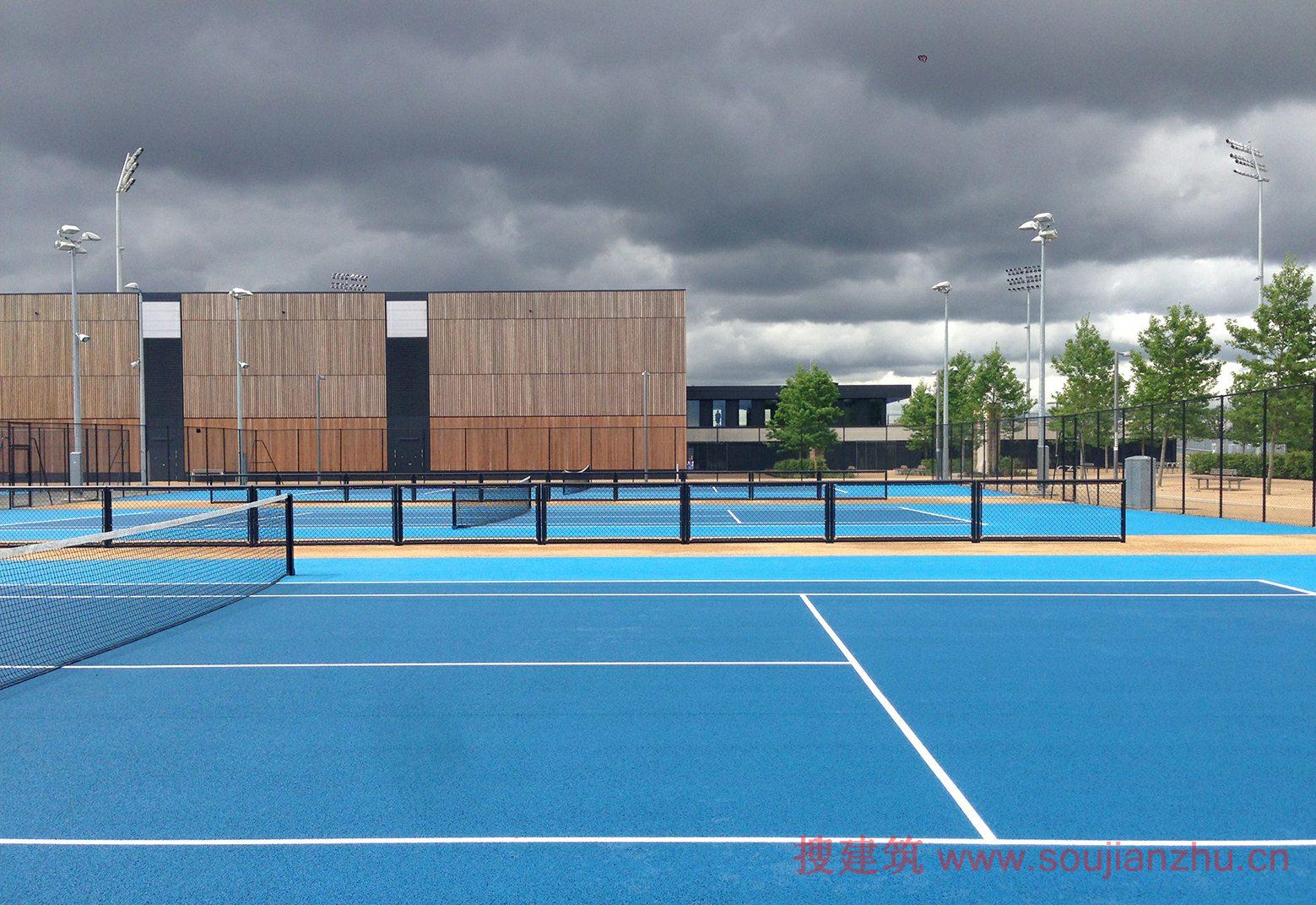 建筑师：Stanton Williams 地点：英国 伦敦 建筑面积：5602平方米 场地面积：146590平方米 该项目是由Stanton Williams设计的，Lee Valley曲棍球和网球中心是伦敦2012年一个鼓舞人心的遗产地点。作为女王伊丽莎白奥林匹克公园北部的门户，它标志着伊顿庄园的场地改造的最后阶段，它曾经作为伦敦2012年奥运会和残奥会的水上训练和残奥会轮椅网球场地唯一历史上残奥会的专用场地成为世界一流的体育设施建设。 在这最后的模式，它将成为英格兰曲棍球的主要活动的场地，