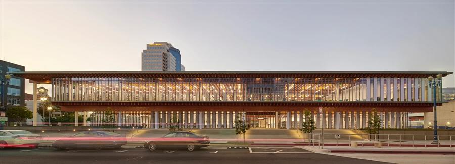 SOM将图书馆设计为长滩市第一座重型木结构建筑
