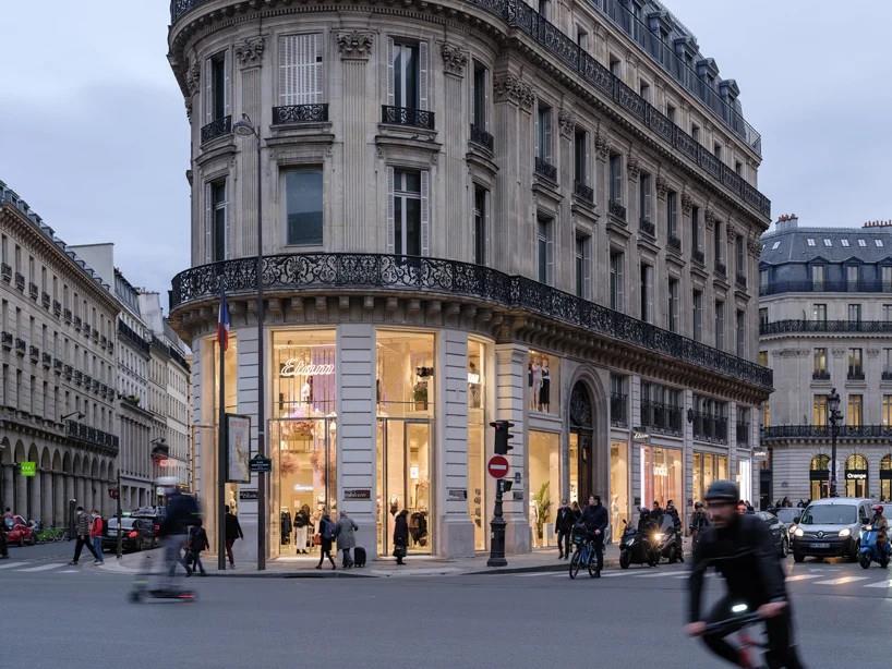 MVRDV在巴黎的零售空间中插入玻璃地板，“揭示而又私密”地产商：