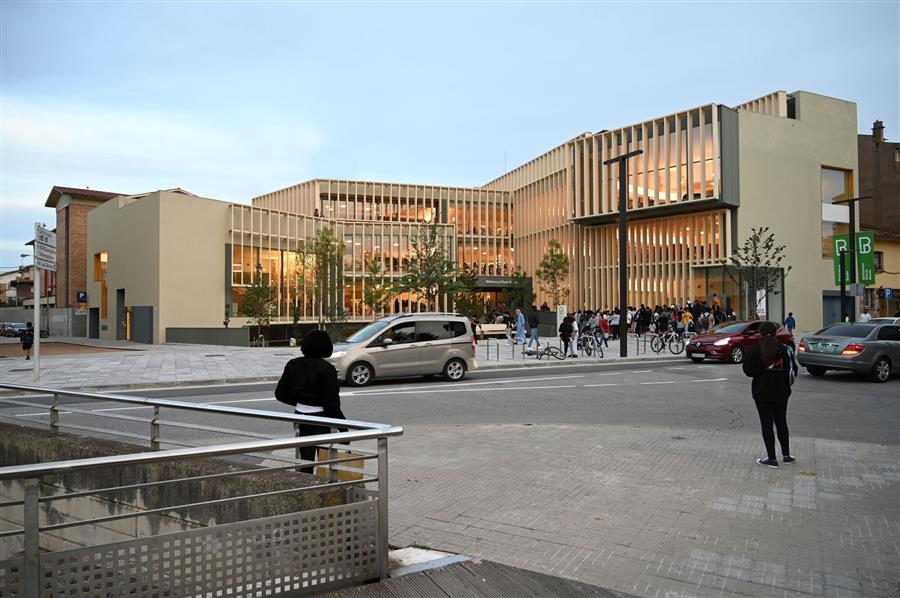 西班牙·Pilarín Bayés 图书馆---VOL studio architecture