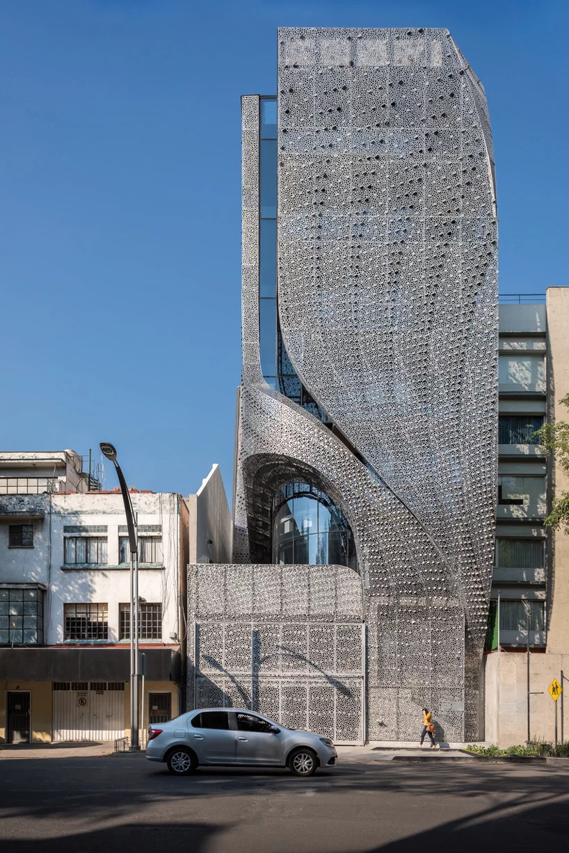 belzberg建筑事务所的墨西哥办公楼采用穿孔碳钢立面
