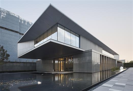 “悬挑的城市橱窗” | 孔雀城柏悦府 — 示范区接待中心
