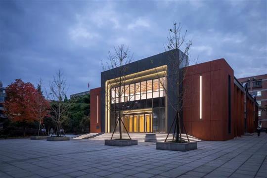 回忆中学时光, 是否有陪伴着一座大礼堂?---UUA建筑师事务所