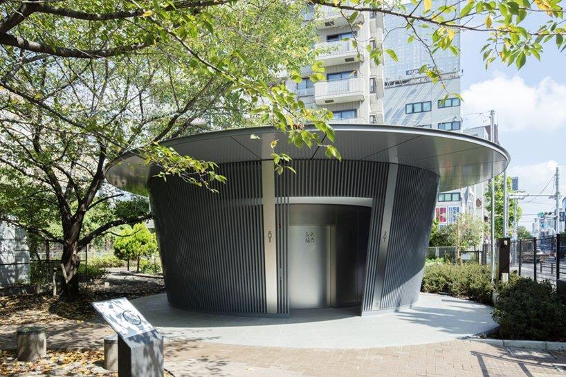 安藤忠雄（Tadao Ando）为东京厕所项目设计了一个圆柱形、百叶窗的体量