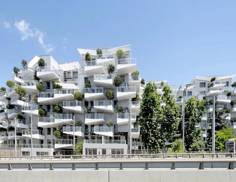 三角形的白色阳台从Valode & Pistre在法国的住宅群中伸出来