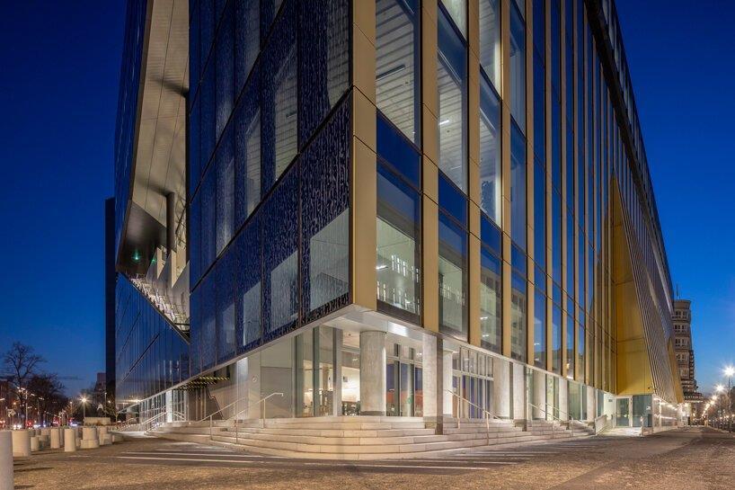 费利克斯·洛希纳（Felix Loechner）将镜头对准了位于柏林的OMA设计的Axel Springer大楼大厦的碎片立面