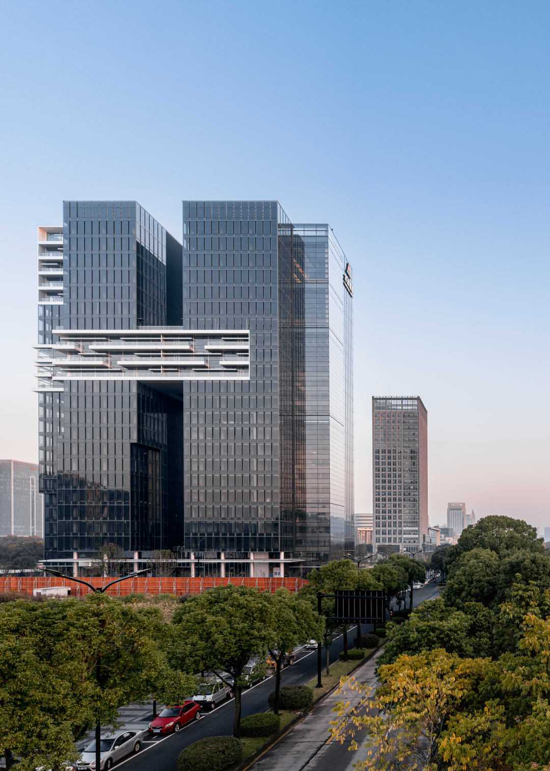 办公设计|台州远景中心,端庄大气:和而不同的布局形式——两个独立塔楼,形成视觉上的整体性