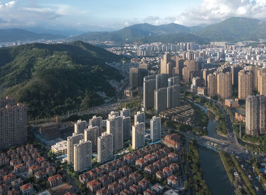 观澜雲頂|融创项目产品:转角厅大户型设计,简洁、优雅的公建化立面